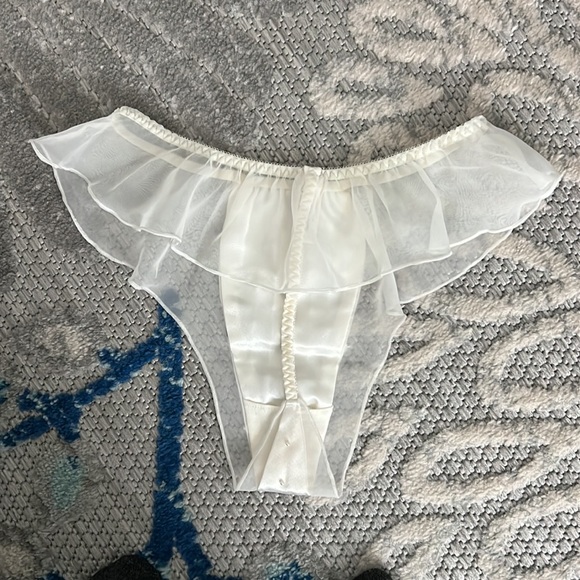 NWOT Vintage Victoria Secrets gorgeous Rare Vintage pearled thong panty 💗 - Picture 3 of 9